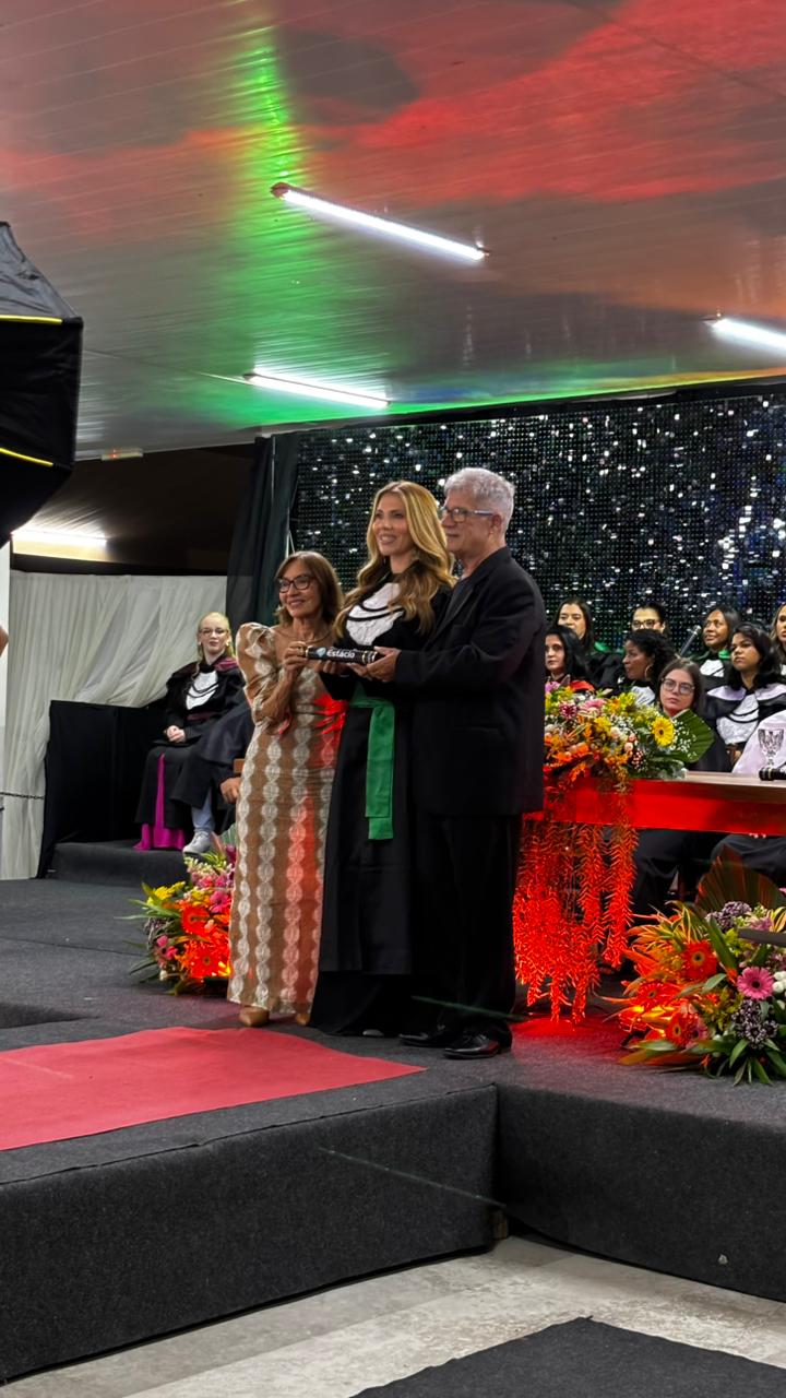 Formanda da Estácio com os pais na formatura